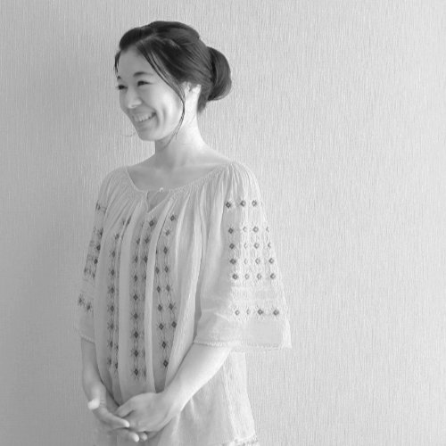 カンタ！ティモールトークゲスト広田奈津子監督ポートレート　光の中で微笑む女性
